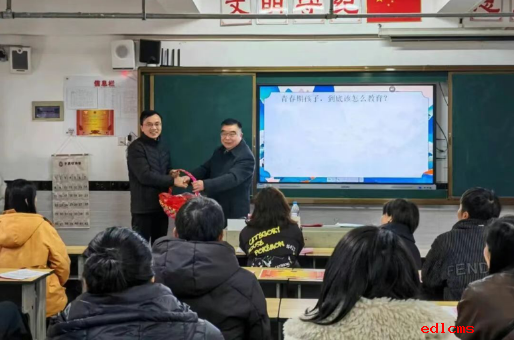 “状元鸡”寄情，暖冬启新程|beat365中国唯一官网初中部期末家长会创新环节温情满溢